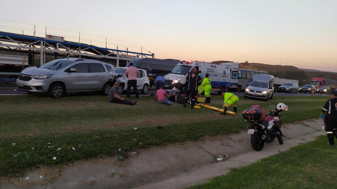 Foto 4 de 10 — Grave acidente na rodovia Washington Luís deixa 5 feridos na região de Araraquara